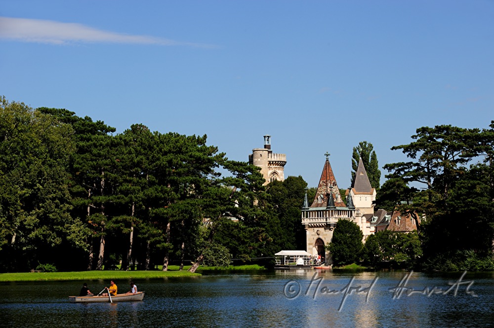 Franzensburg auf einer Insel im Schlosspark