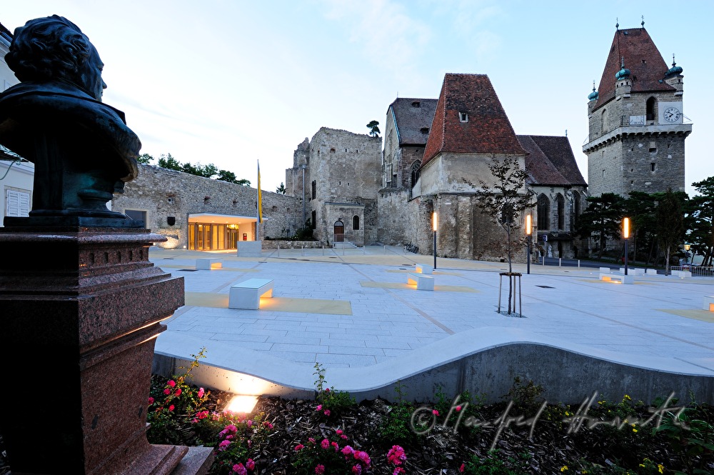 Burg Perchtoldsdorf und Burgvorplatz mit Josef Hyrtl-Büste