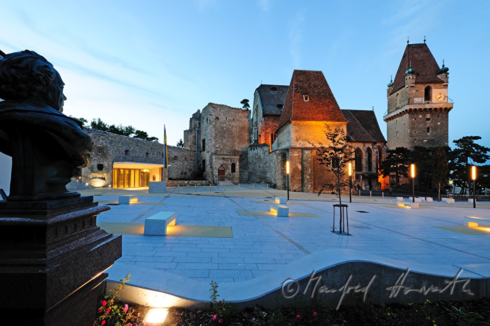 Burg Perchtoldsdorf und Burgvorplatz mit Josef Hyrtl-Büste