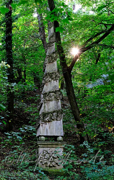 barocke Stele im Schlosswald von Schloss Maissau