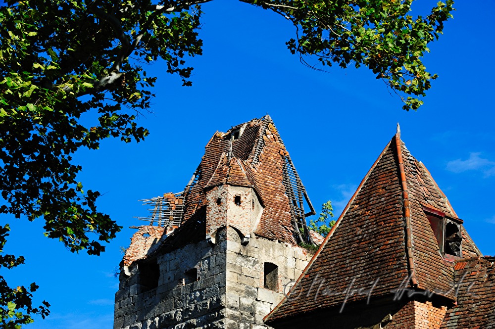 eingefallenes Dach von Schloss Pottendorf