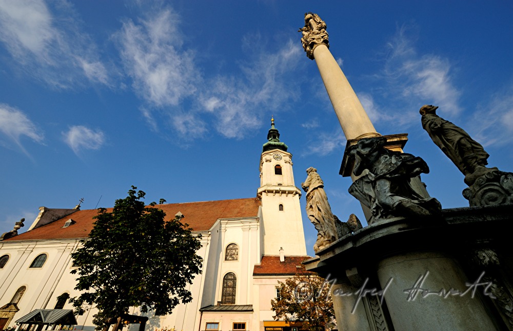Dreifaltigkeitssäule und Stadtpfarrkirche auf dem Hauptplatz