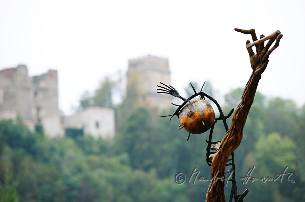 Skulptur vor dem Passionsspielhaus und Burgruine