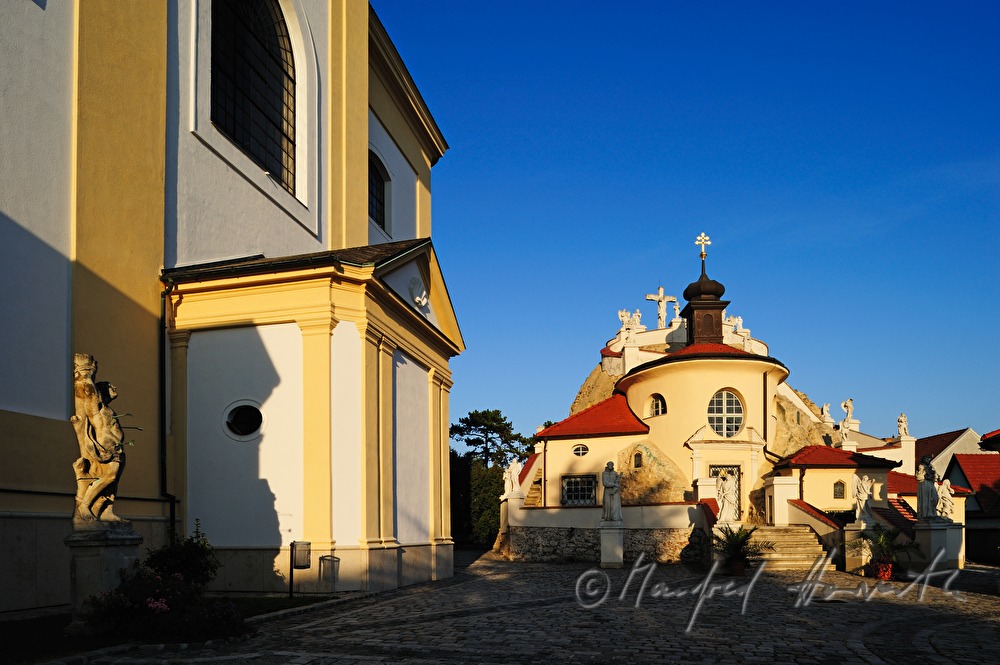 Kalvarienberg der Nikolauskirche in einer Kirchhofanlage