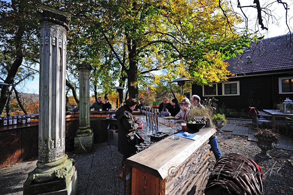 Gartenbar mit Gästen