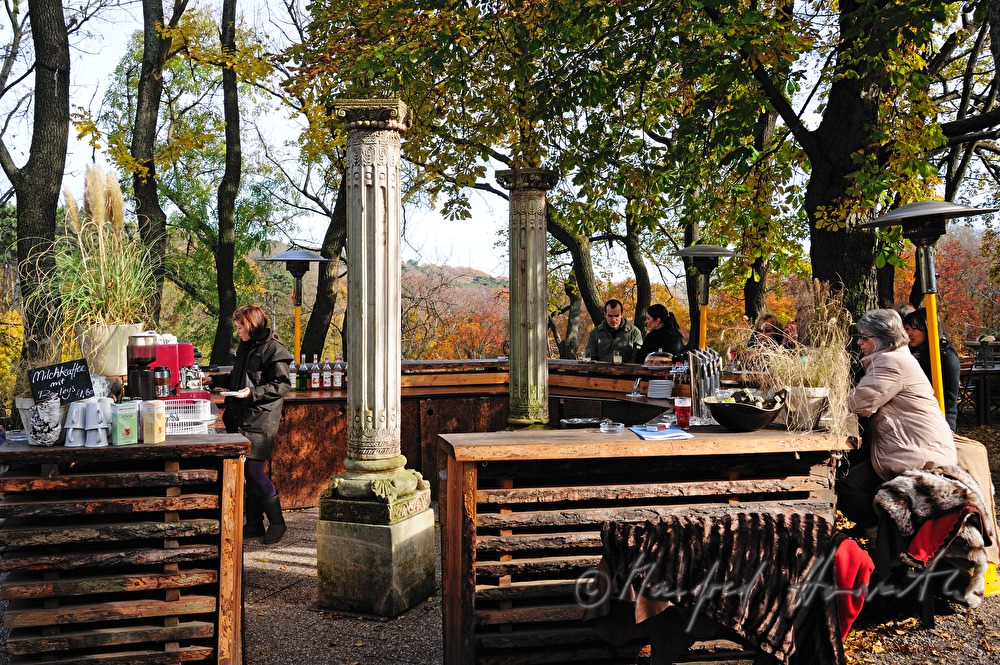 Gartenbar mit Gästen
