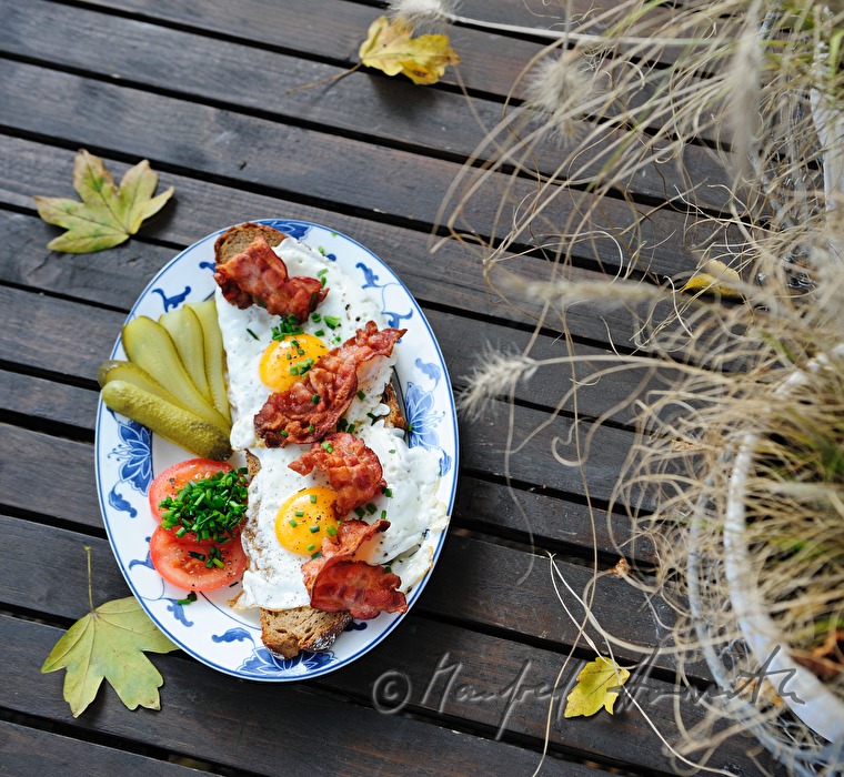 Spiegelei auf Bauernbrot mit gebratenem Speck