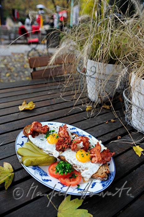 Spiegelei auf Bauernbrot mit gebratenem Speck