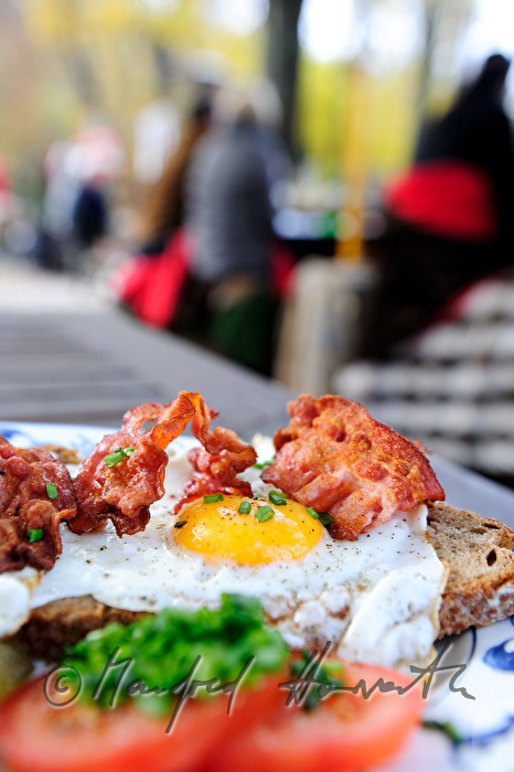 Spiegelei auf Bauernbrot mit gebratenem Speck