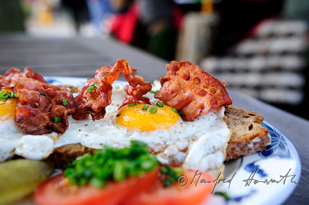 Spiegelei auf Bauernbrot mit gebratenem Speck