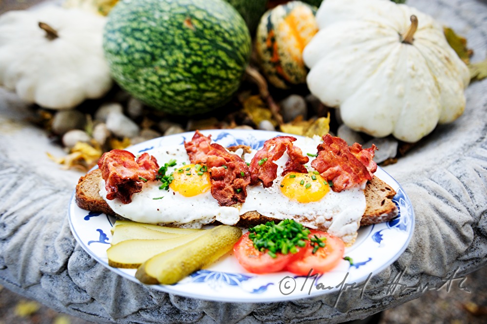 Spiegelei auf Bauernbrot mit gebratenem Speck