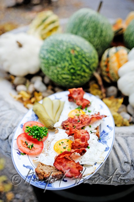 Spiegelei auf Bauernbrot mit gebratenem Speck