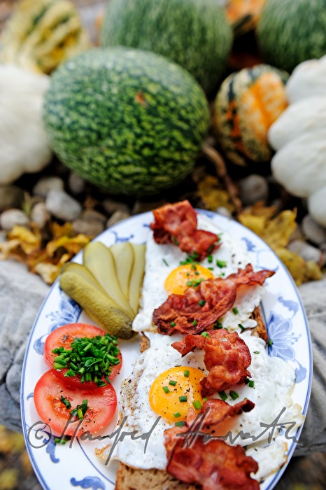 Spiegelei auf Bauernbrot mit gebratenem Speck