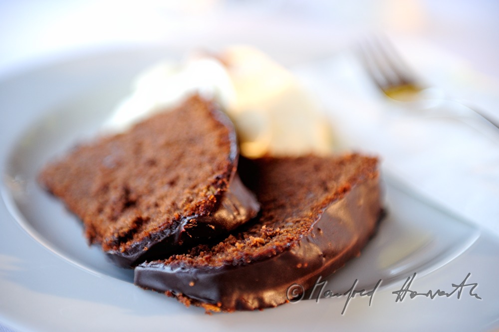 Schokolade-Nuss-Gugelhupf mit Schlagobers