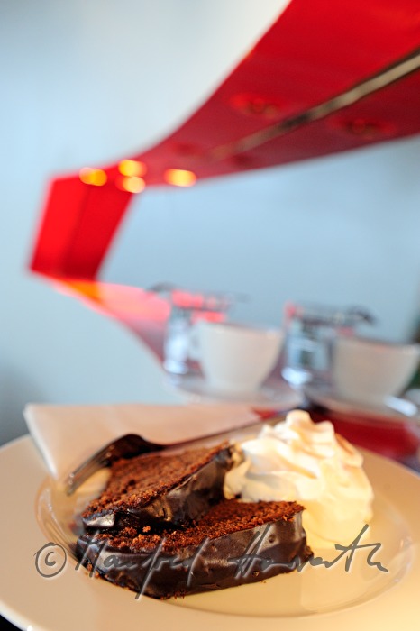 Schokolade-Nuss-Gugelhupf mit Schlagobers