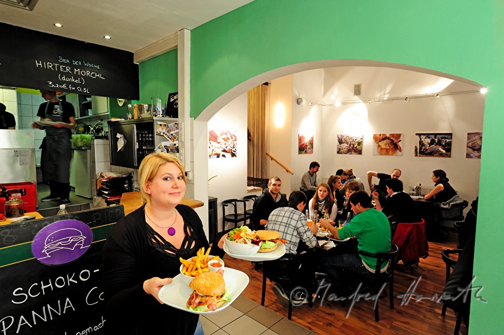 Betreiberin Barbara Bahr serviert Burger