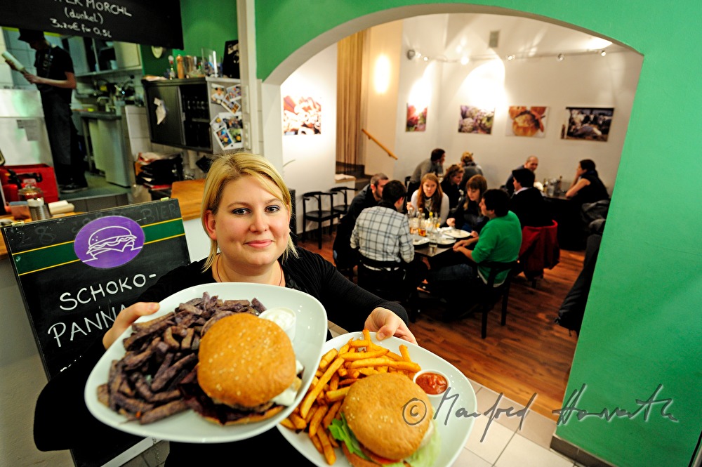 Betreiberin Barbara Bahr serviert Burger