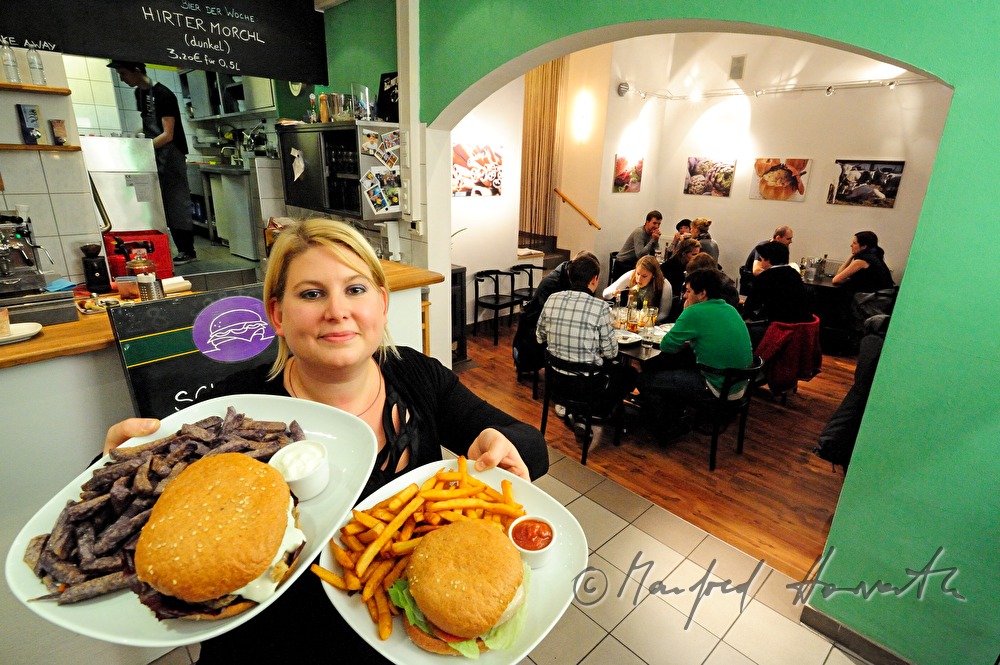 Betreiberin Barbara Bahr serviert Burger