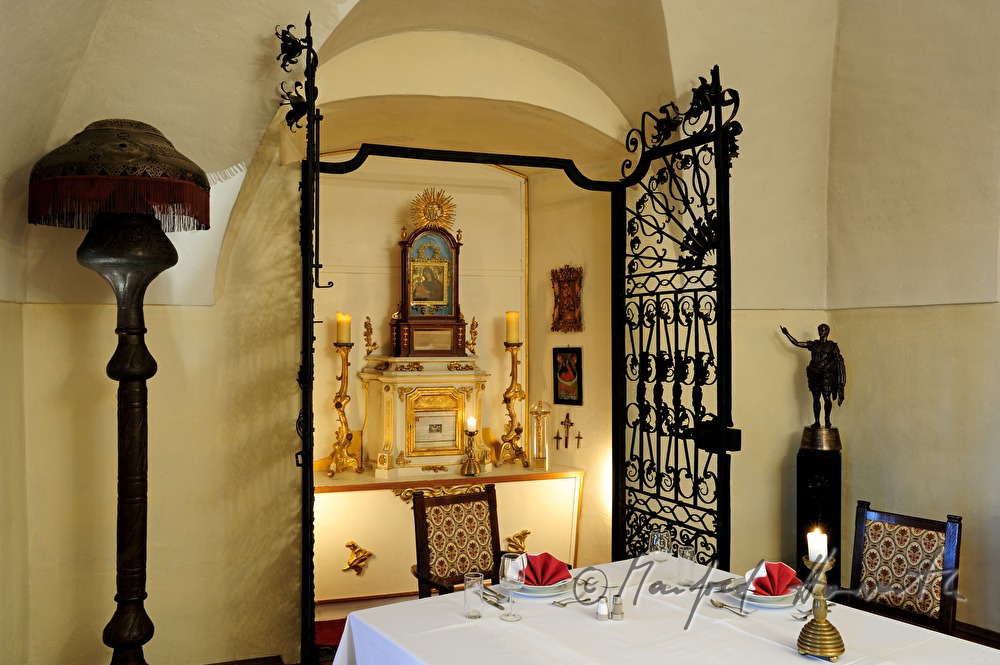 Hotel-Frühstücksraum neben der Hauskapelle