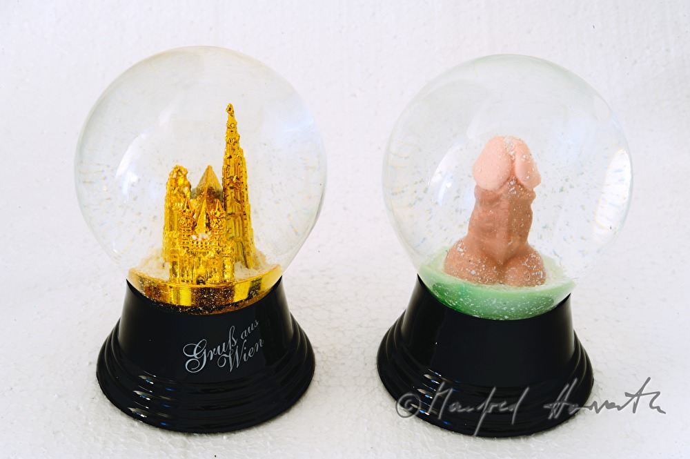 Stephansdom und Penis in Schneekugeln