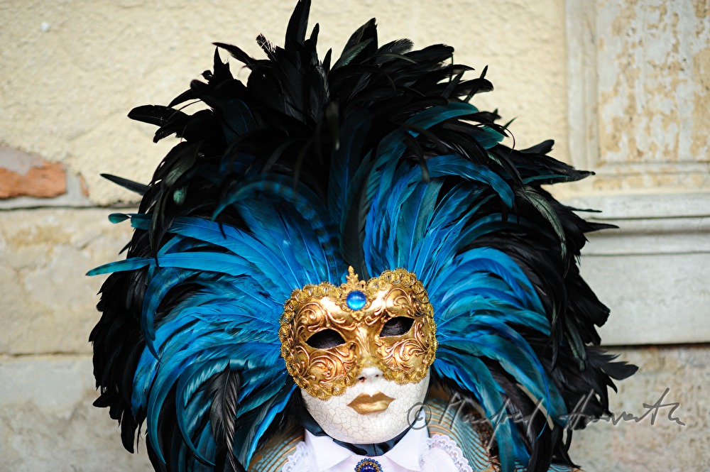 maskierter Mann beim Karneval vor dem Dogenpalast