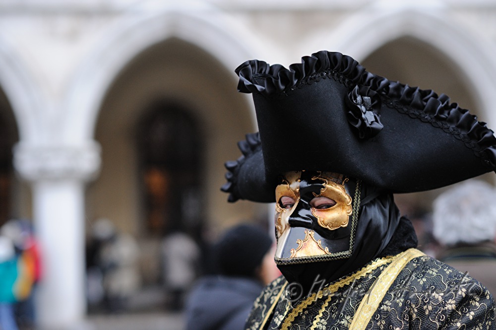 maskierter Mann beim Karneval vor dem Dogenpalast