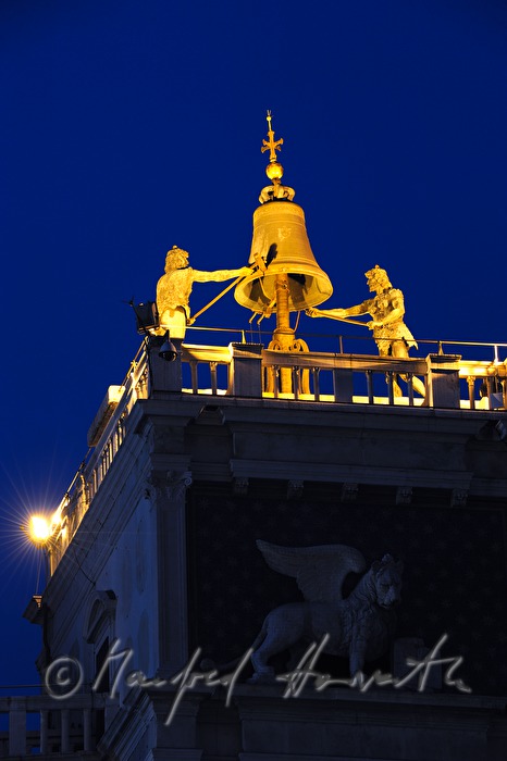 Uhrturm mit Glockenspiel und Glockenschläger