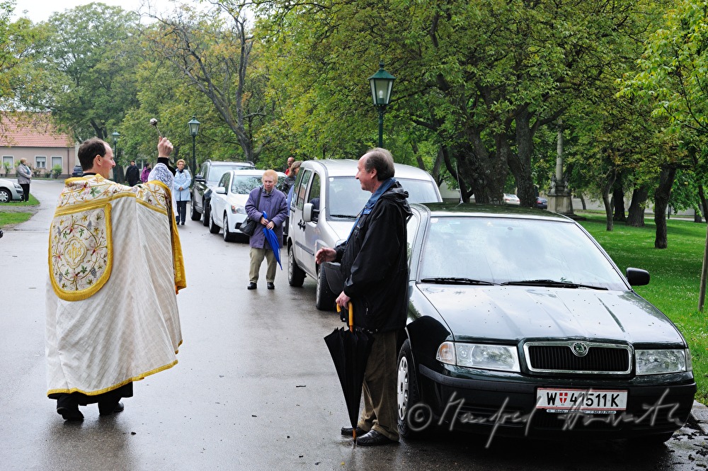 Priester segnet Autos vor der Basilika