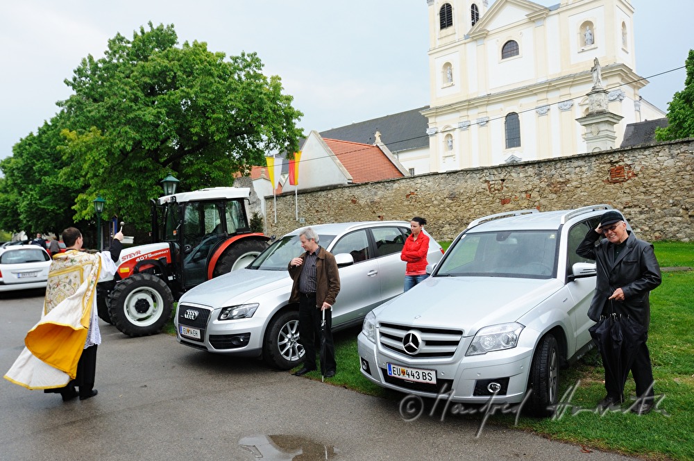 Priester segnet Autos vor der Basilika