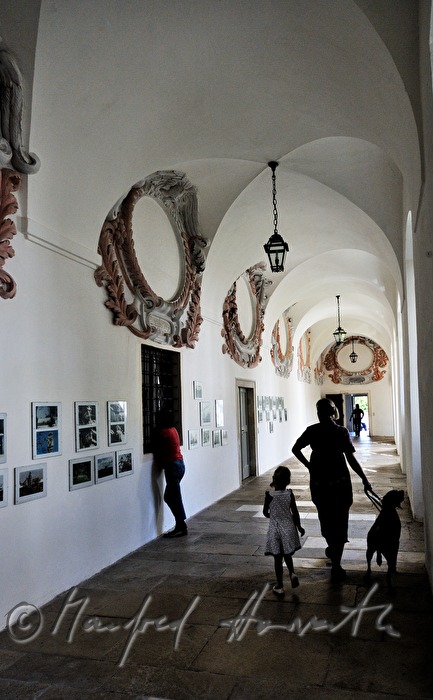 Besucher mit Hung im Kreuzgang der Basilika Maria Loretto