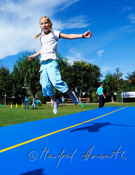Kinder beim Turnen im Schulhof