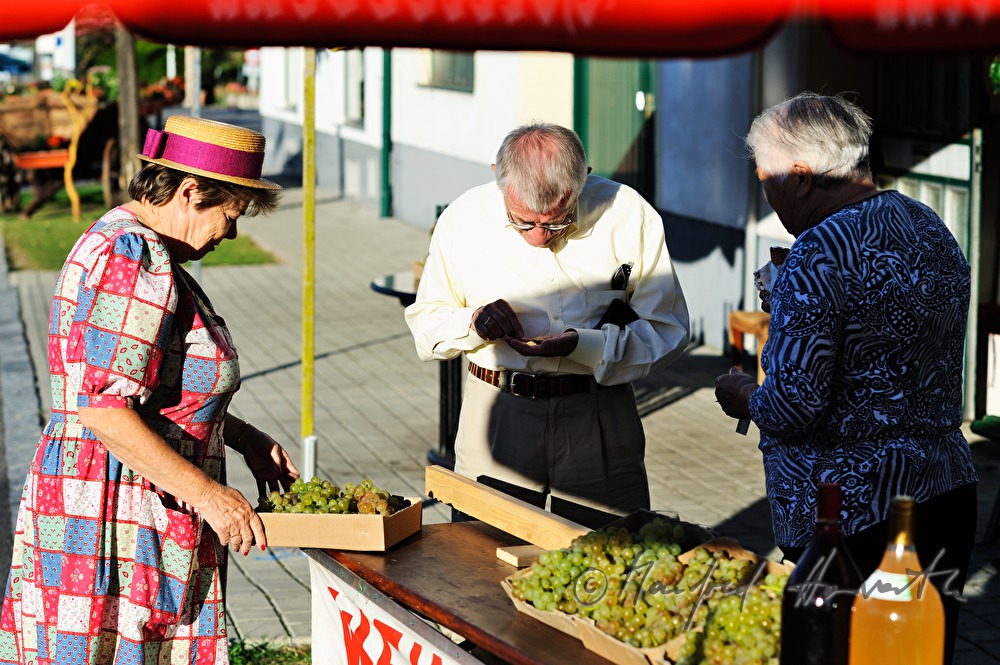 Strassenstand mit Weintrauben und Sturm