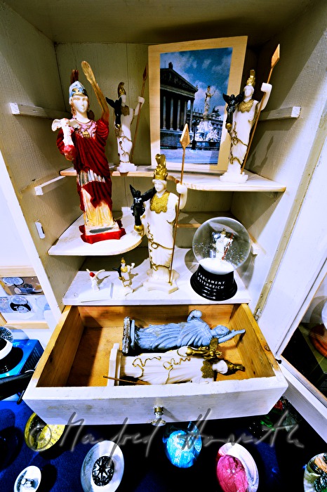 Schaukasten der Schneekugel des Wiener Parlamentes