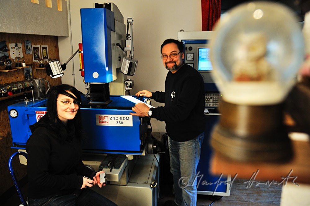 Sabine und Erwin Perzy an der Erodiermaschine