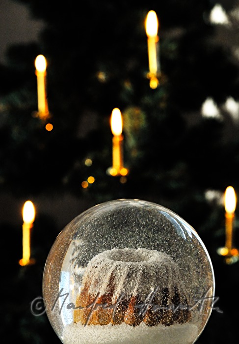 Gugelhupf-Schneekugel und Weihnachtsbaum