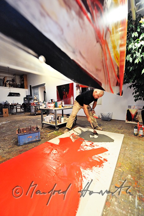 Sepp Laubner malt in seinem Atelier