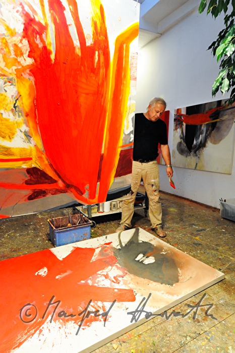Sepp Laubner malt in seinem Atelier
