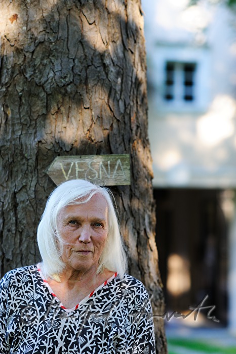 Textilküntlerin Vesna vor ihrem Atelier