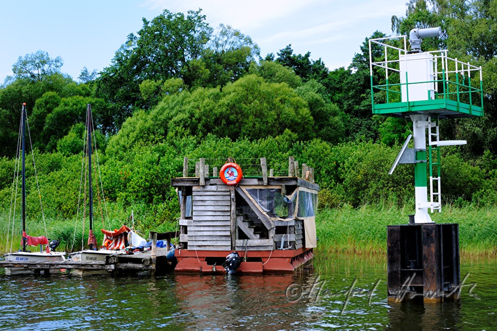 Bootsanlegestelle und Signallicht an der Müritz