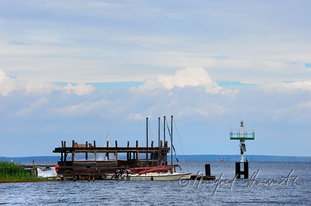 Bootsanlegestelle und Signallicht an der Müritz