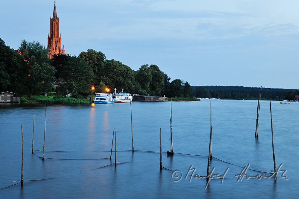Klosterkirche und Fischernetze und Bootshäuser am Malchower See