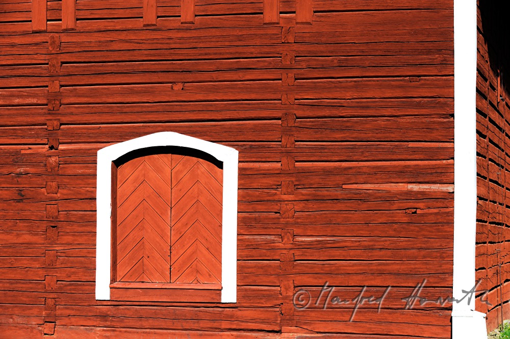 Fenster einer Holzkirche