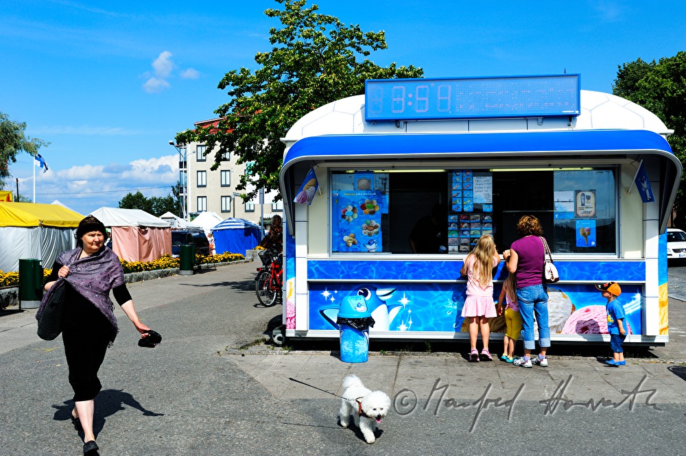 Eis-Stand und Kunden am Wochenmarkt
