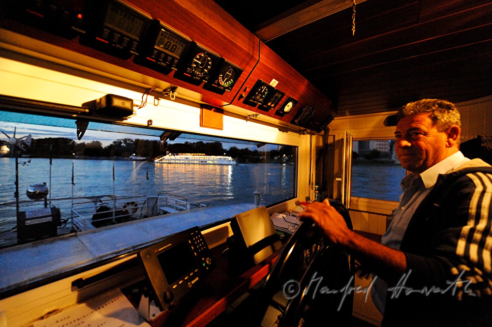 Fährmann am Steuerruder seines Schiffes