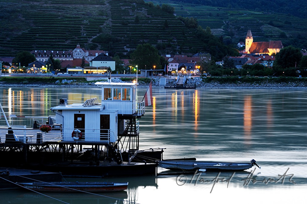 Rollfähre Spitz-Arnsdord überquert die Donau