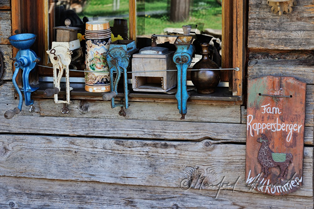 Detail beim Eingang der Lama Ranch: Mühlen