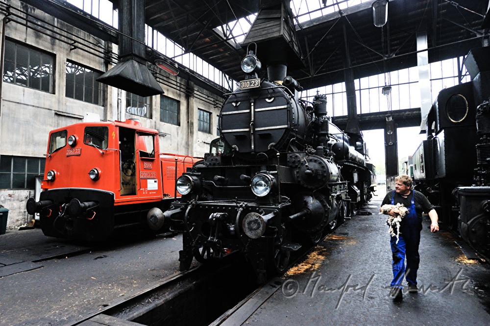Mechaniker in der Remise mit Putzwolle