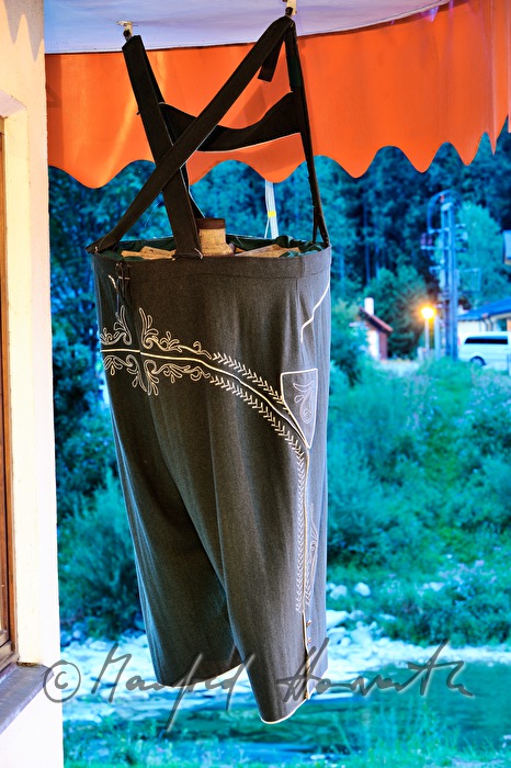 überdimensionale Hose aus Loden vor dem Geschäft