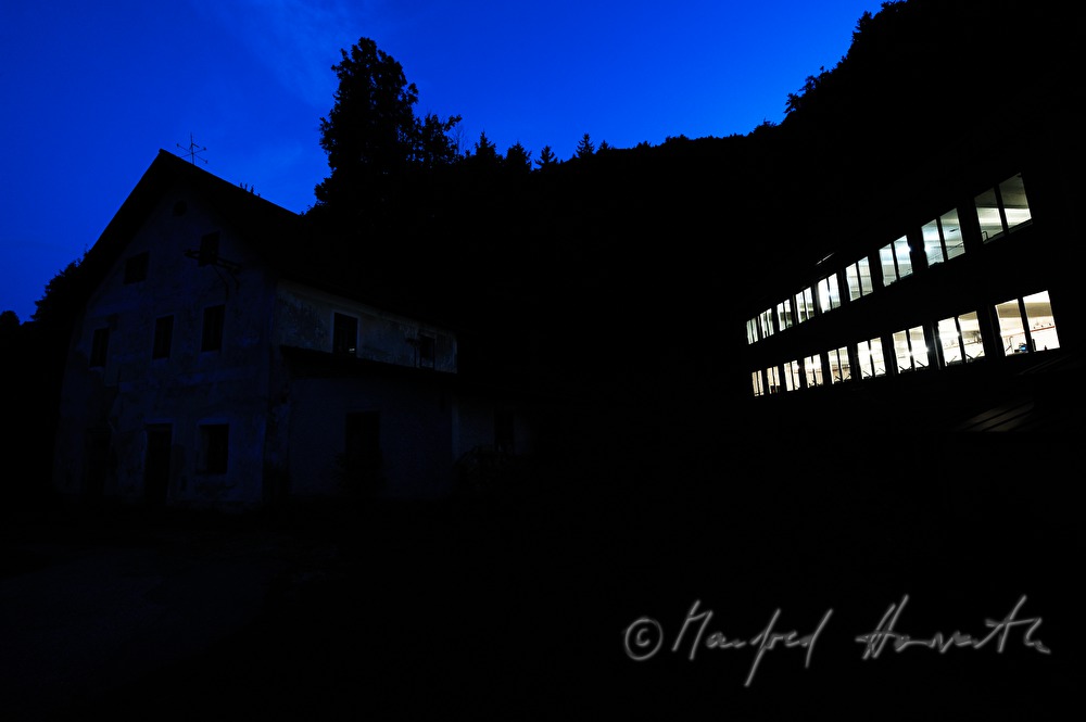 Fabriksgebäudein der Dämmerung
