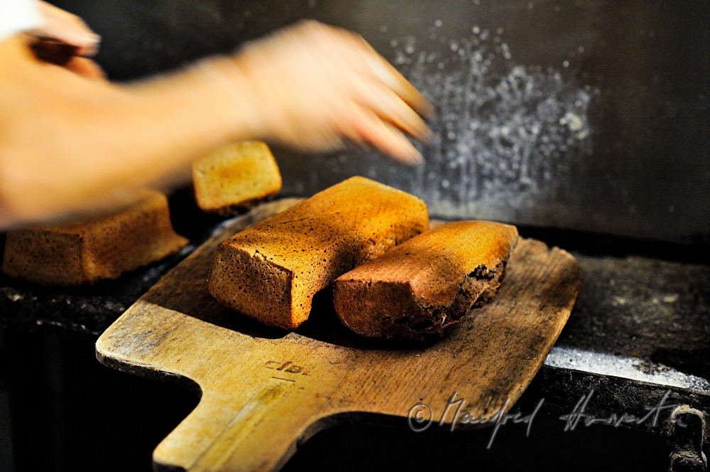 Kastenbrote kommen frisch aus dem Backofen